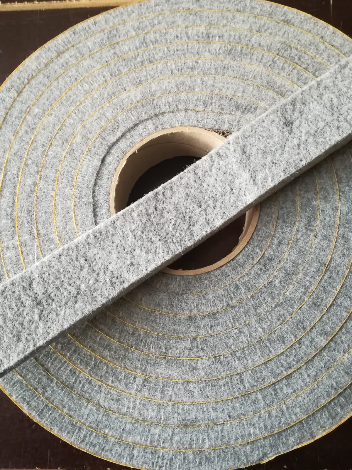 Filzband, ca. 10 mm stark, 35 mm breit, selbstklebend, Fb. grau-meliert